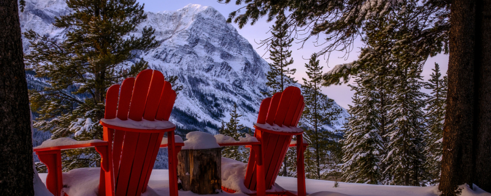 Deux chaises Adirondack rouges avec la montagne Storm en arrière-plan, parc national de Banff, Alberta, Canada.