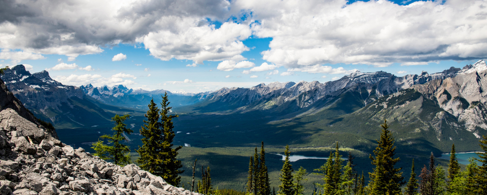 Des montagnes encerclent une vallée dans le parc national de Banff, en Alberta.